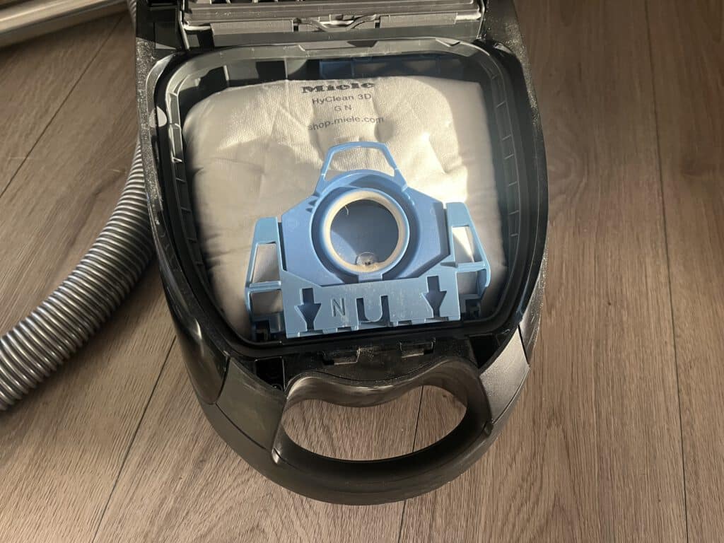 Handig kliksysteem stofzak wisselen Miele C2