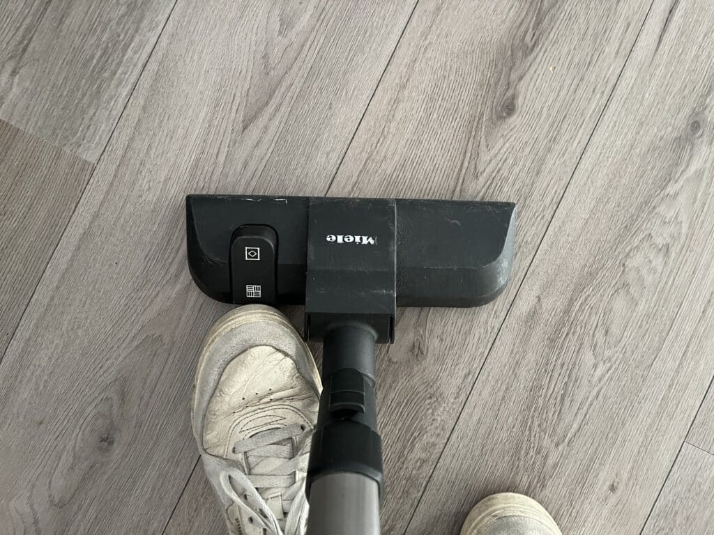 Handige knoppen op de zuigmond van de Miele C2