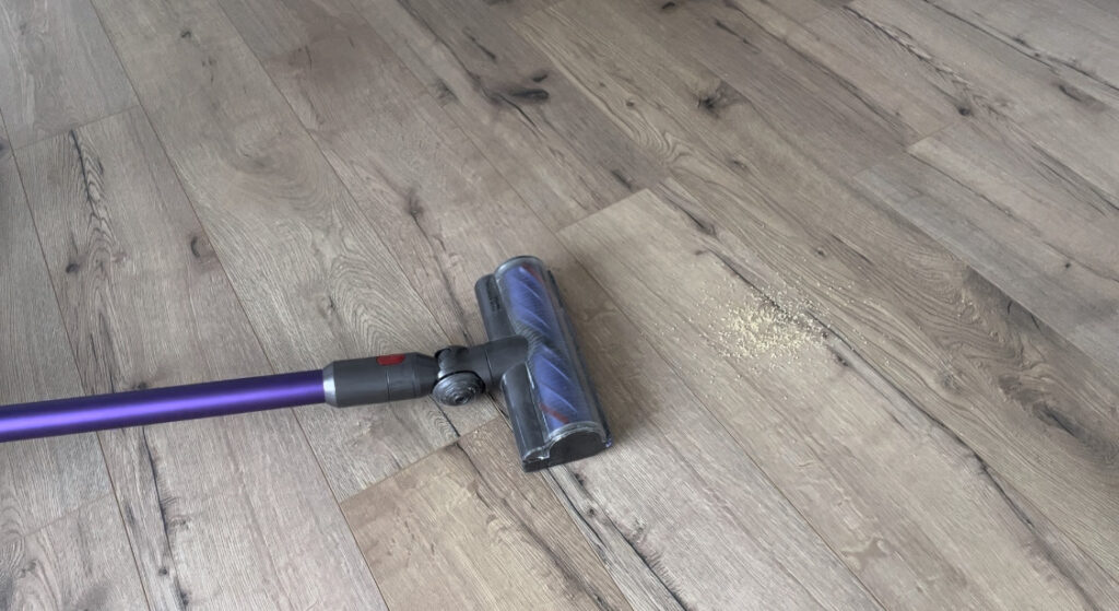Zuigprestaties Dyson V11 op harde vloer