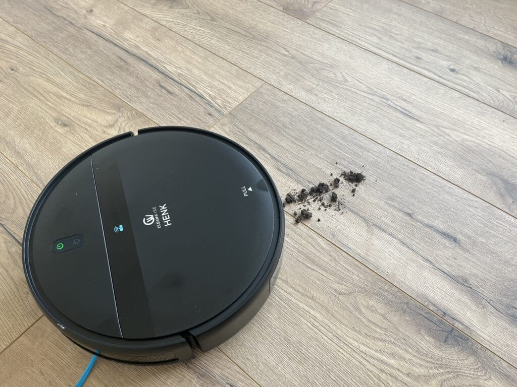 Test met grof vuil opzuigen CleanWise Robotstofzuiger Henk