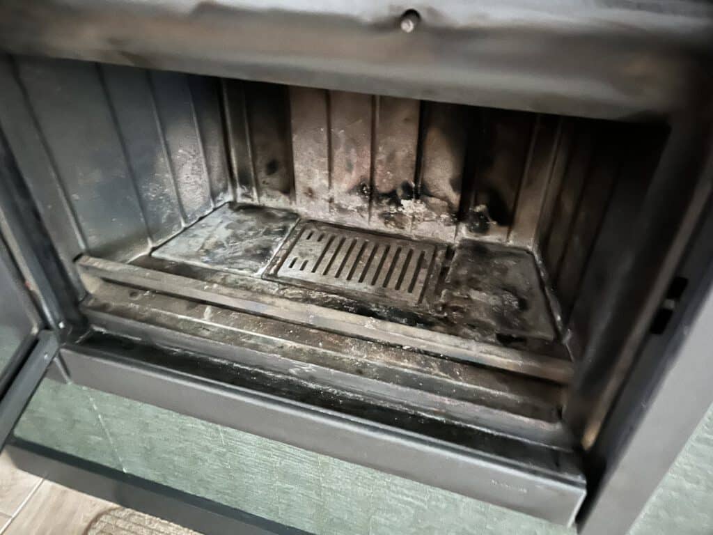 Na het uitzuigen van de kachel