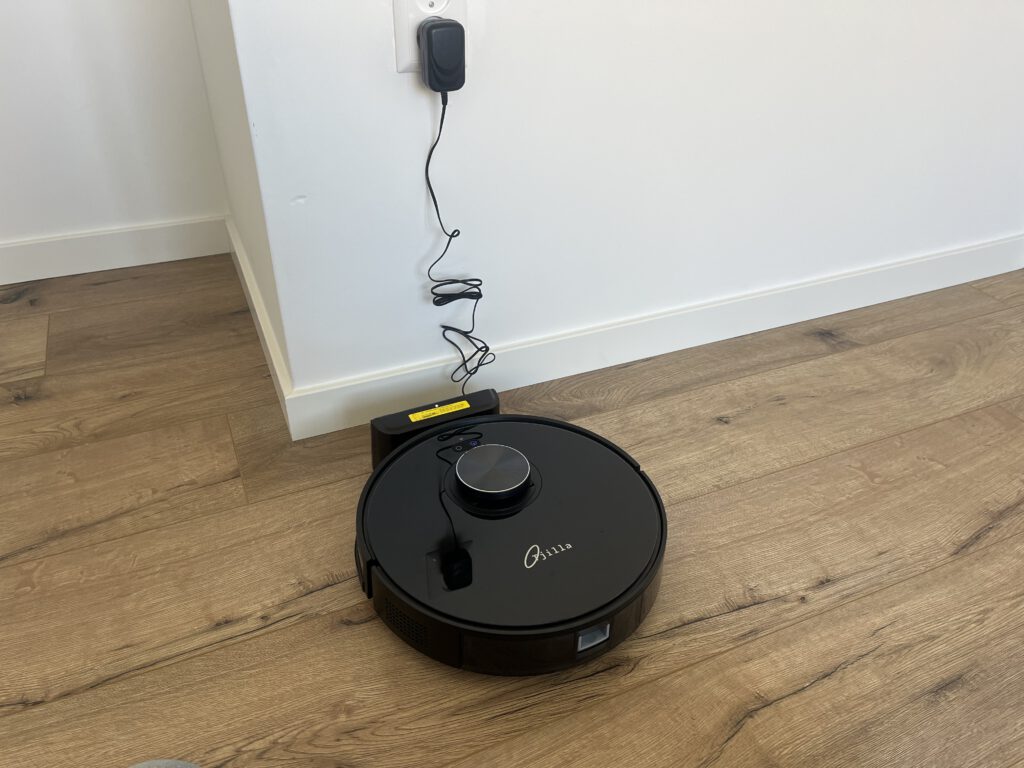 Tjilla robotstofzuiger aan oplader