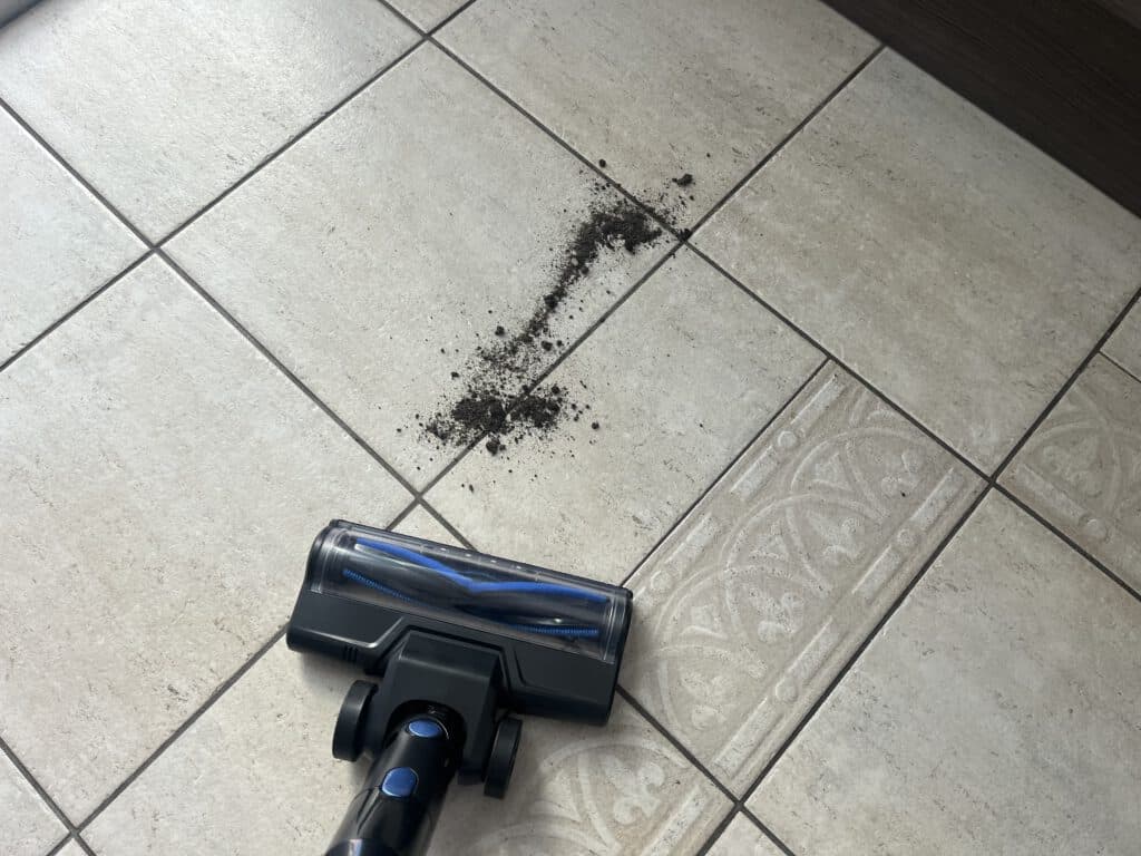 Zuigprestaties Sanovy Turbo Flex X28 op tegelvloer